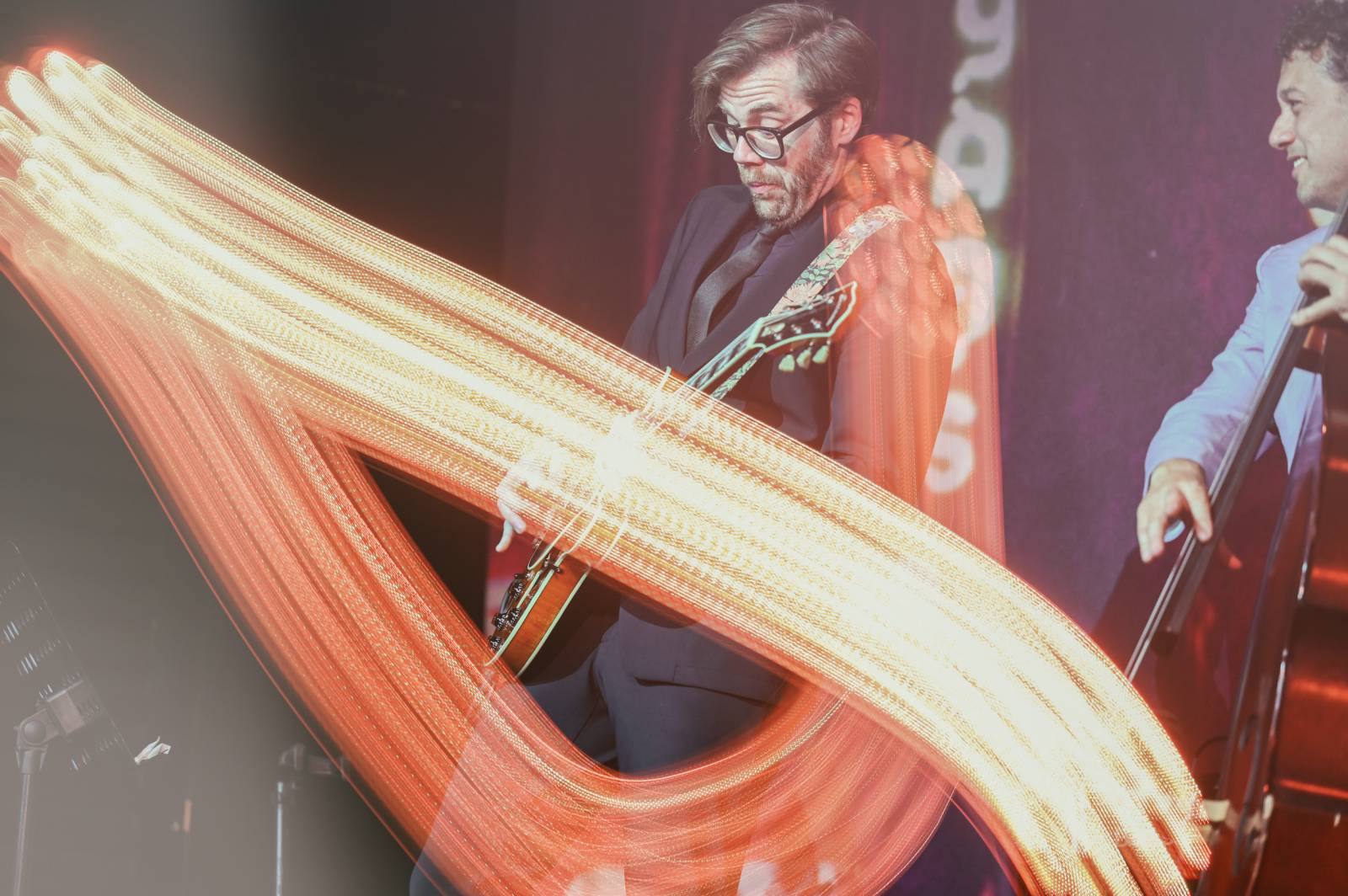 Dobové oblečky a současné hity v retro kabátu. Postmodern Jukebox se vrátil do Prahy