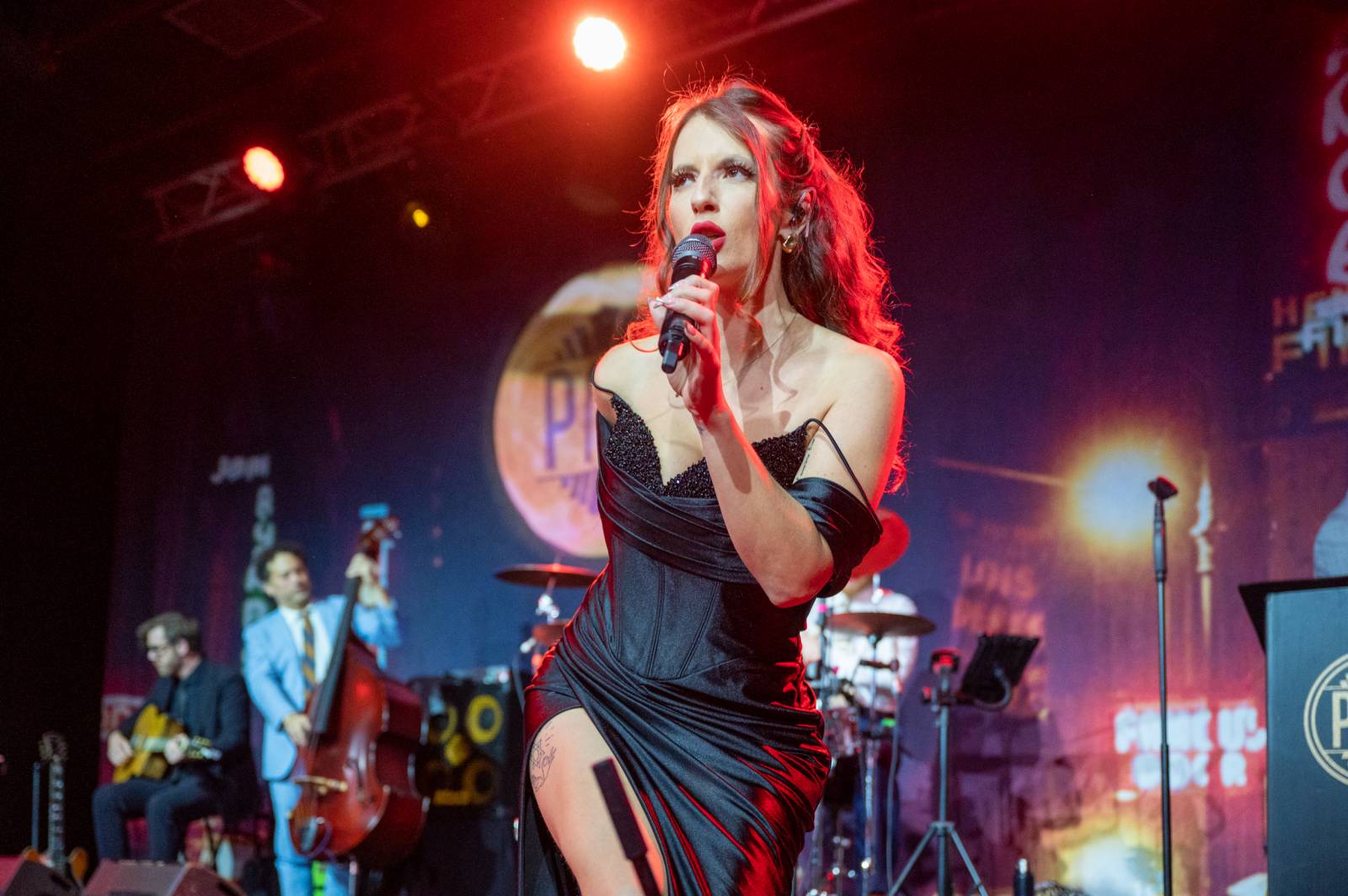 Dobové oblečky a současné hity v retro kabátu. Postmodern Jukebox se vrátil do Prahy