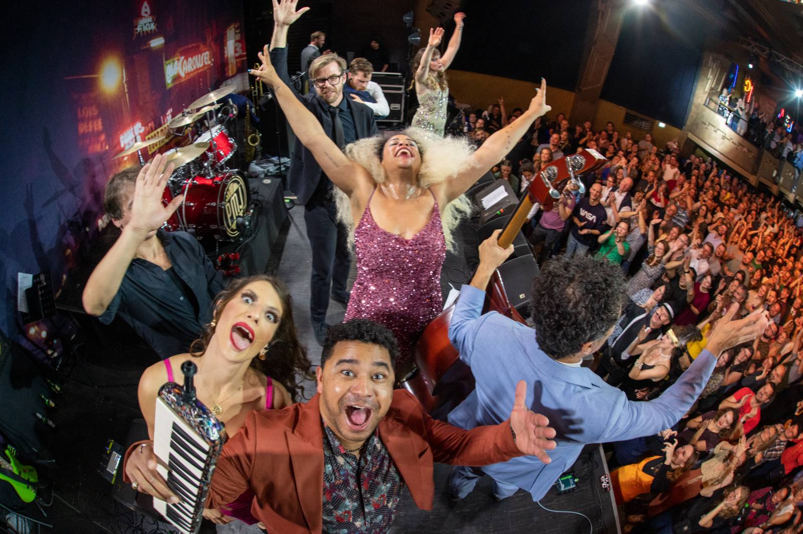 Dobové oblečky a současné hity v retro kabátu. Postmodern Jukebox se vrátil do Prahy