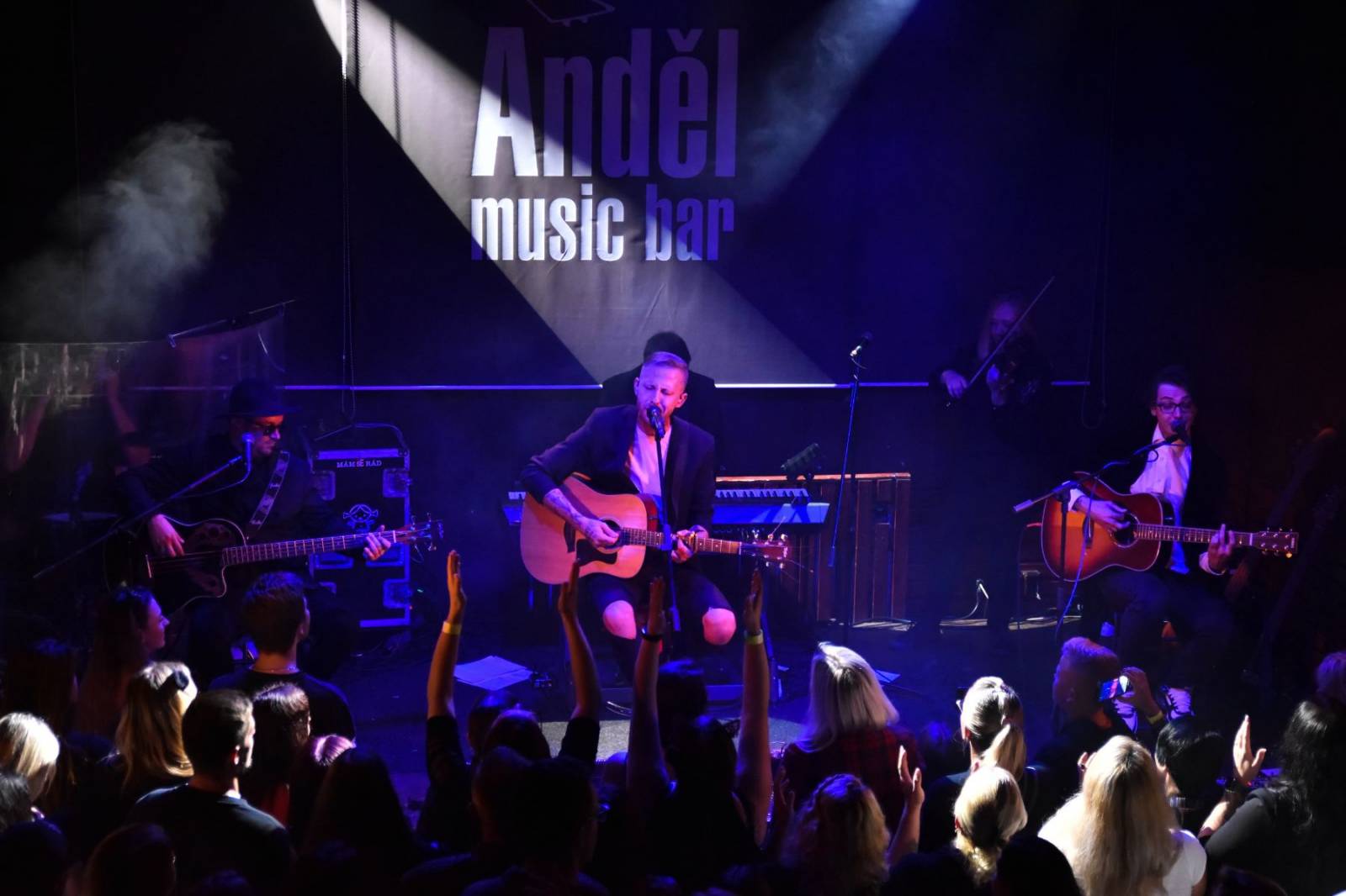 Pekař slaví deset let, v Plzni přehrál to nejlepší ze svých alb