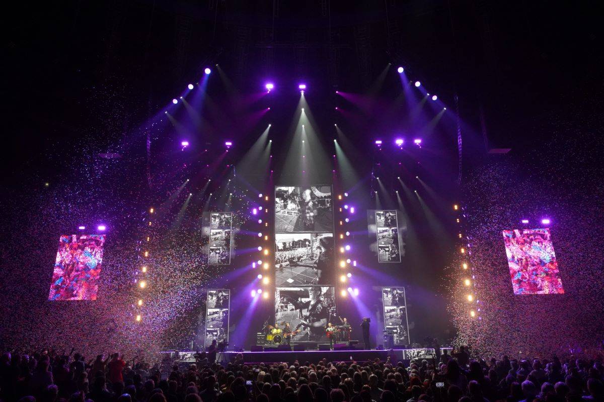 Český mejdan v O2 areně rozjeli Chinaski, Olympic, Čechomor s Lucií Bílou i O5 a Radeček