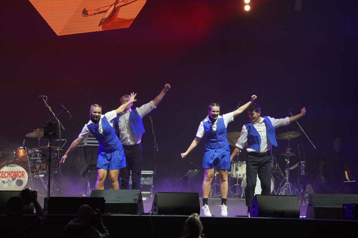 Český mejdan v O2 areně rozjeli Chinaski, Olympic, Čechomor s Lucií Bílou i O5 a Radeček