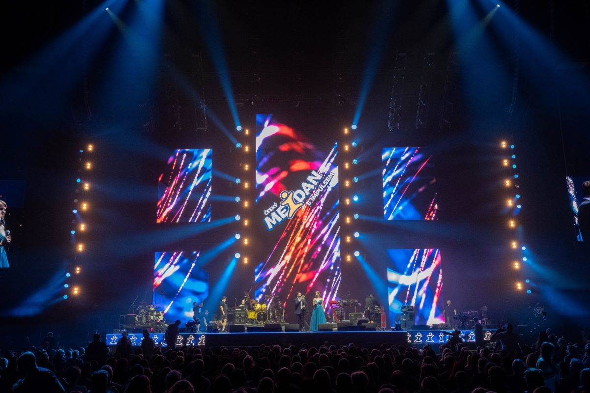 Český mejdan v O2 areně rozjeli Chinaski, Olympic, Čechomor s Lucií Bílou i O5 a Radeček