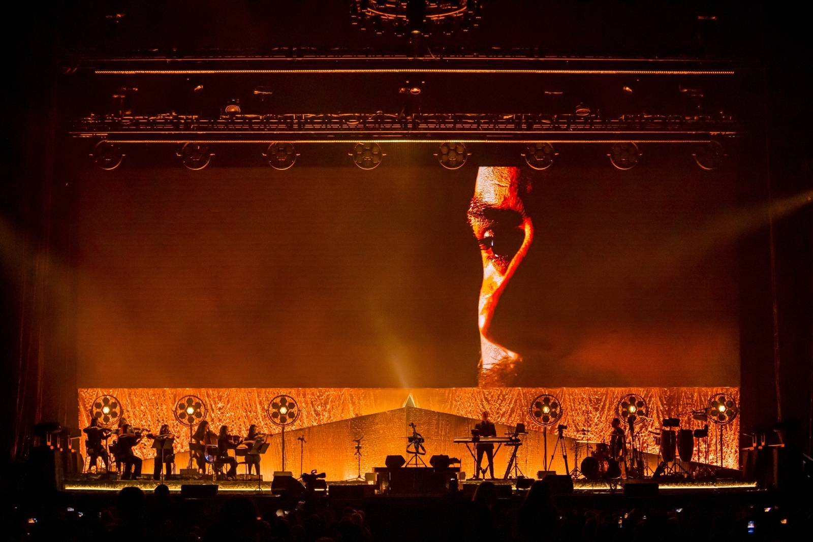 Hauser uchvátil O2 arenu, rebel s cellem odehrál poutavou show