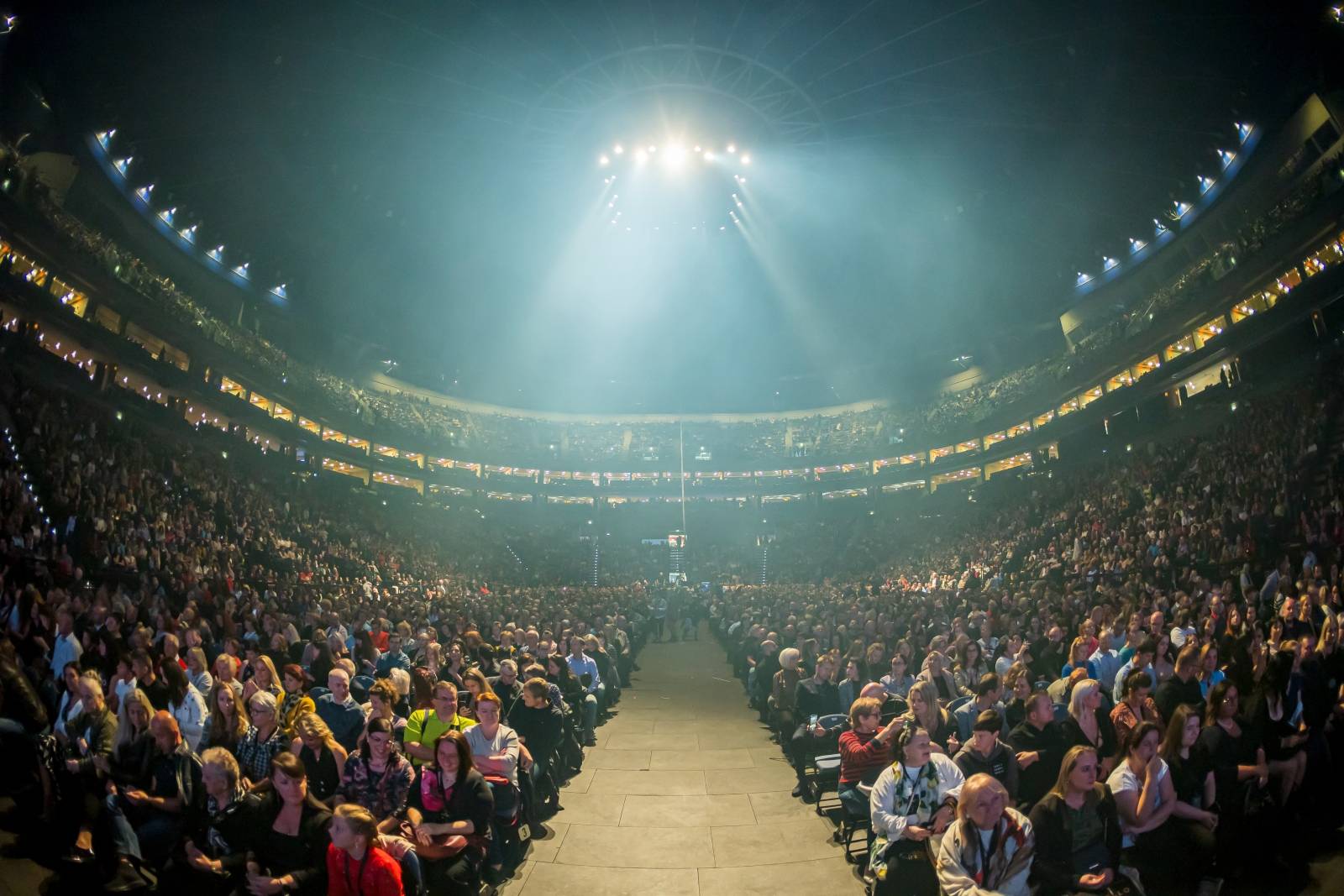 Hauser uchvátil O2 arenu, rebel s cellem odehrál poutavou show