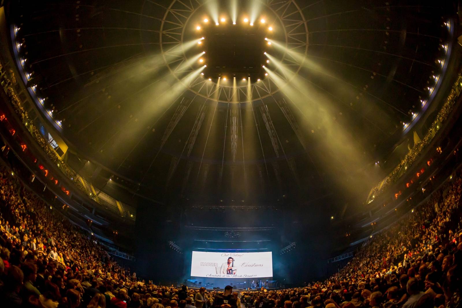 Hauser uchvátil O2 arenu, rebel s cellem odehrál poutavou show