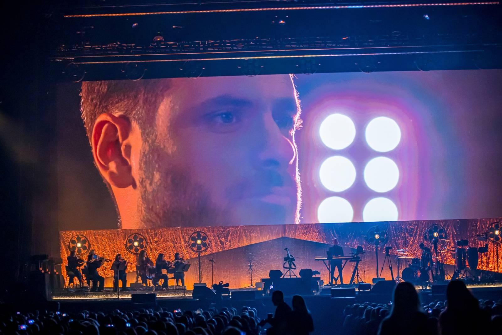 Hauser uchvátil O2 arenu, rebel s cellem odehrál poutavou show