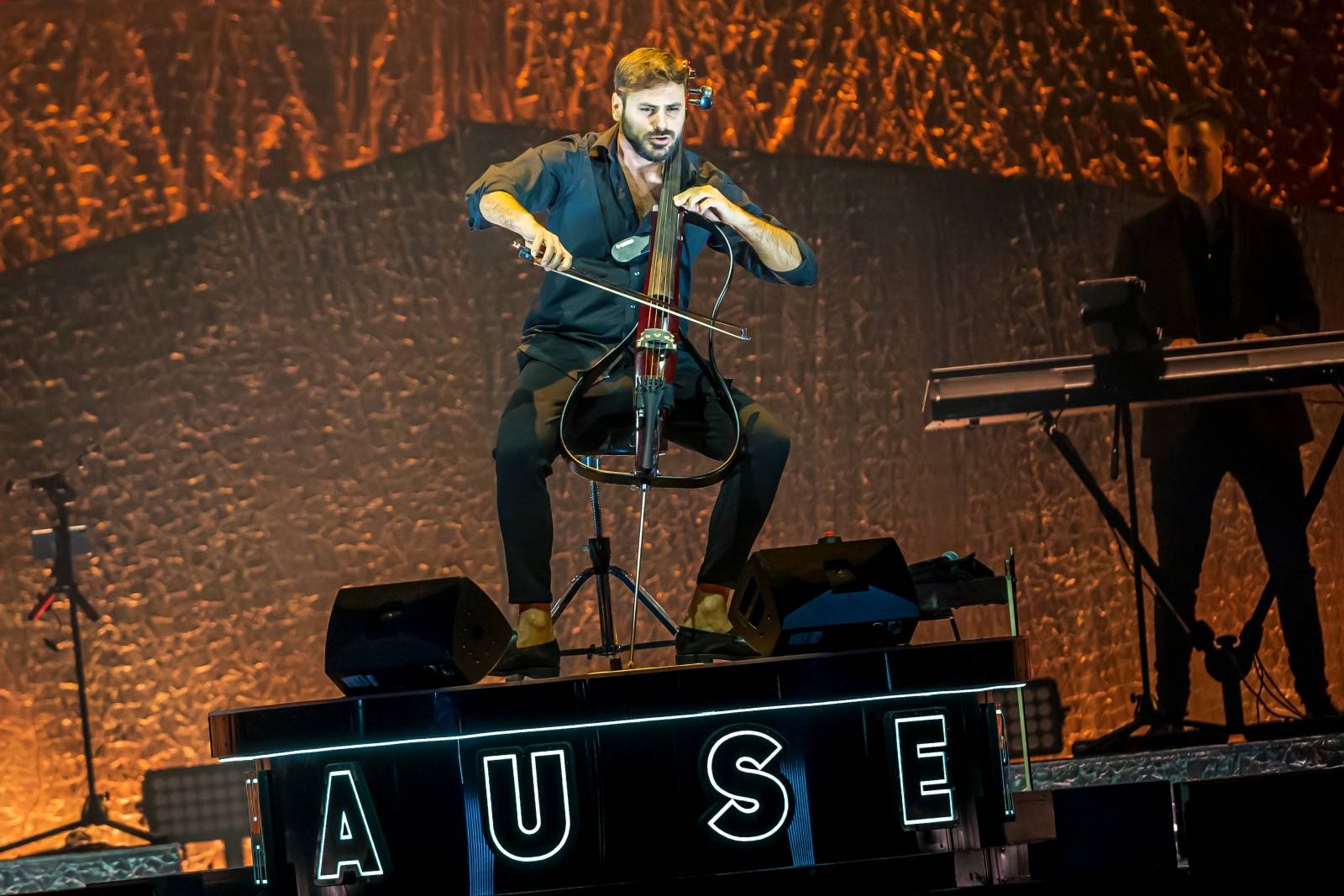 Hauser uchvátil O2 arenu, rebel s cellem odehrál poutavou show