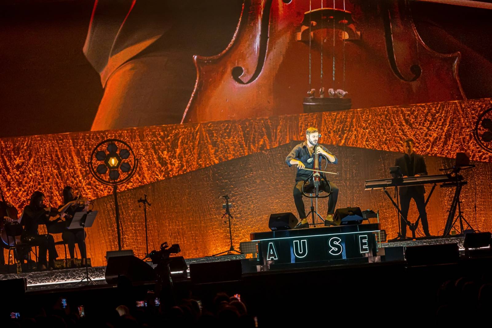 Hauser uchvátil O2 arenu, rebel s cellem odehrál poutavou show