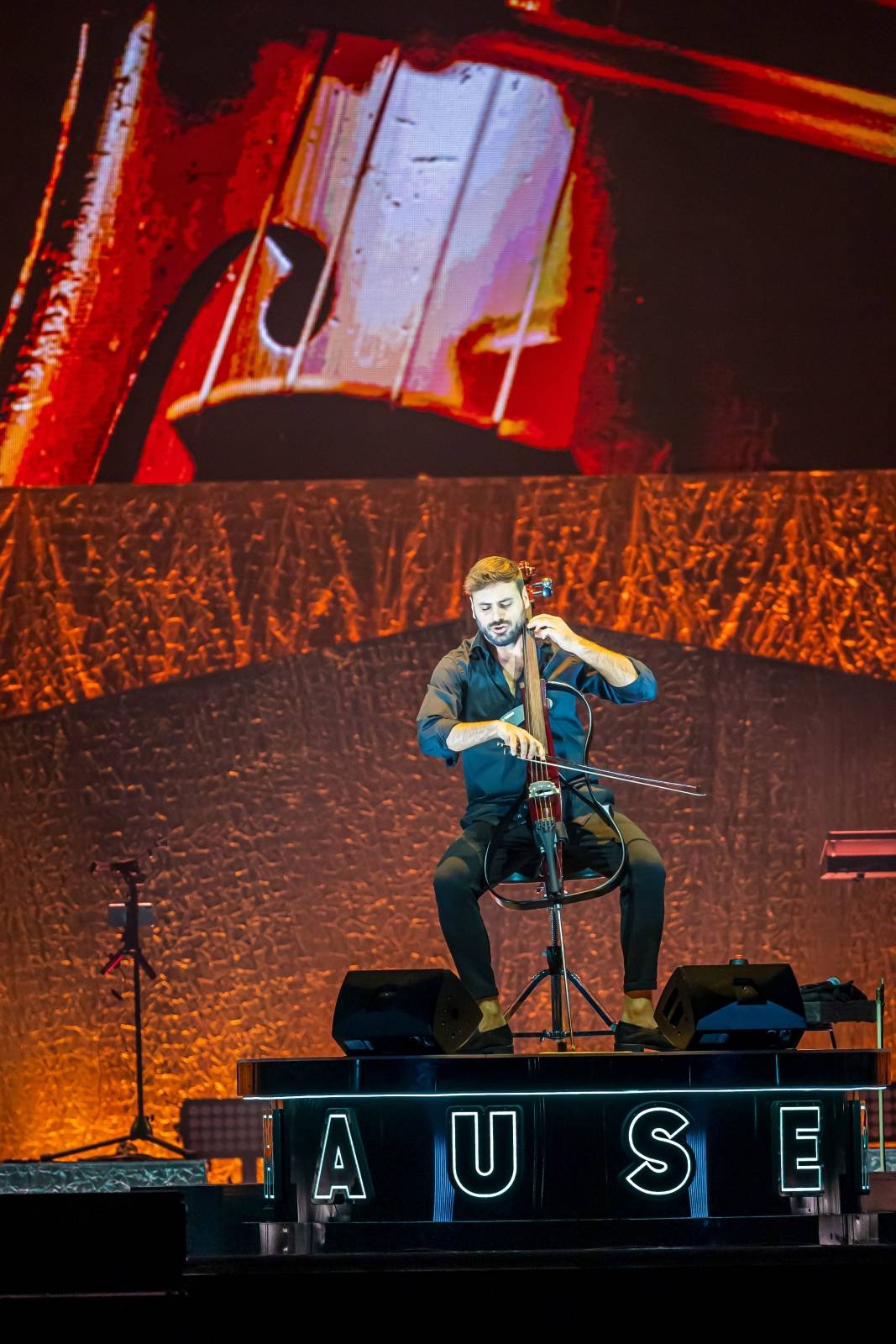 Hauser uchvátil O2 arenu, rebel s cellem odehrál poutavou show