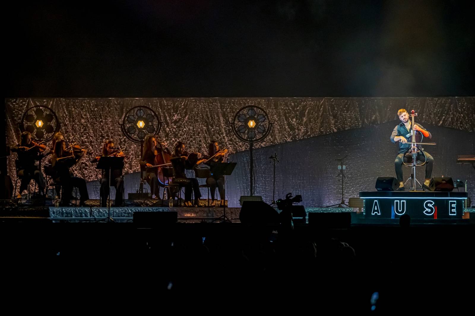 Hauser uchvátil O2 arenu, rebel s cellem odehrál poutavou show