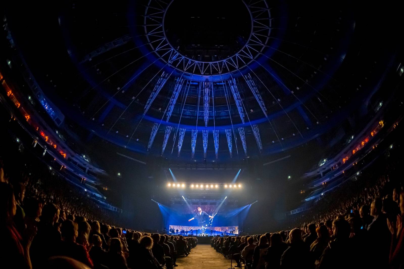 Hauser uchvátil O2 arenu, rebel s cellem odehrál poutavou show