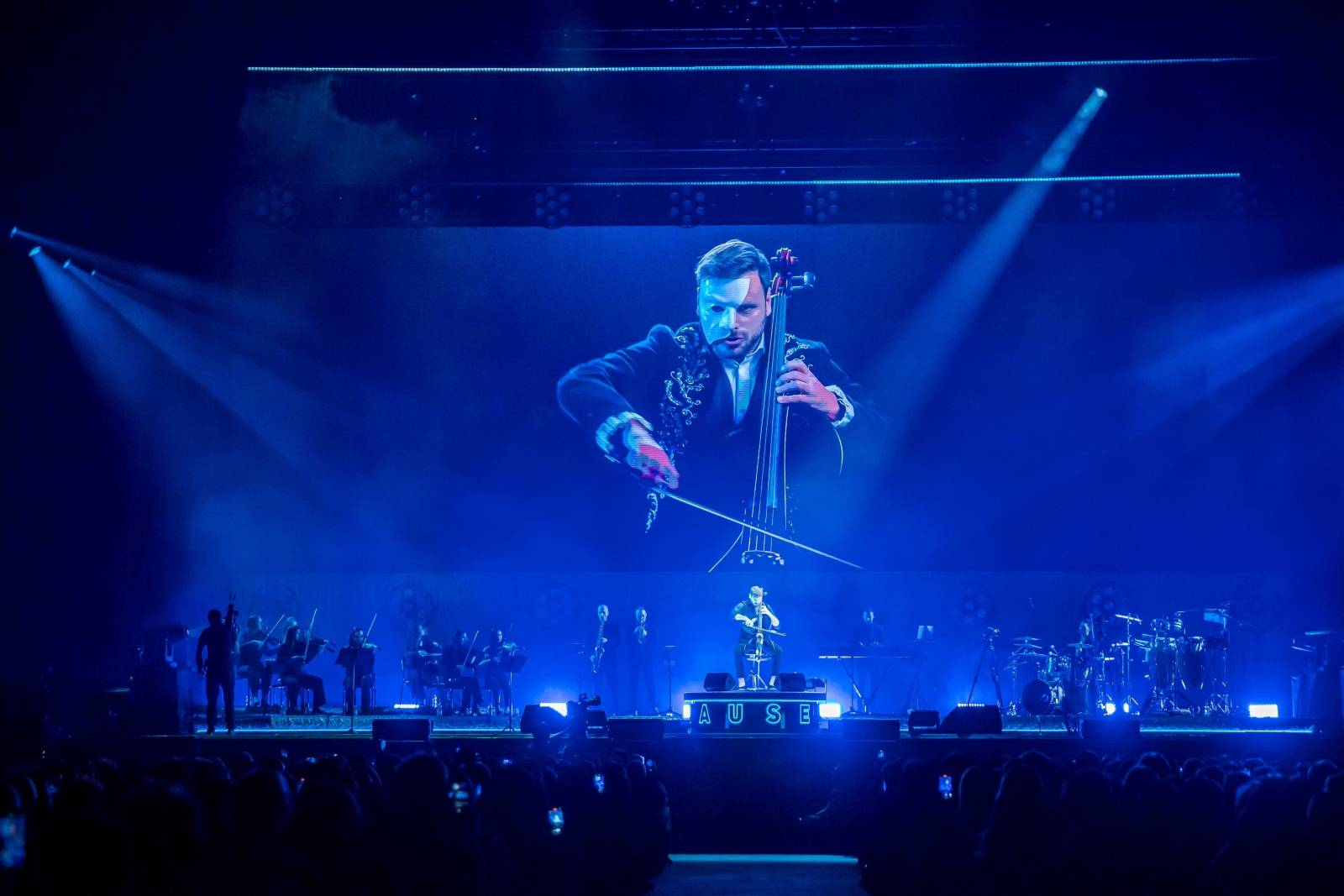 Hauser uchvátil O2 arenu, rebel s cellem odehrál poutavou show