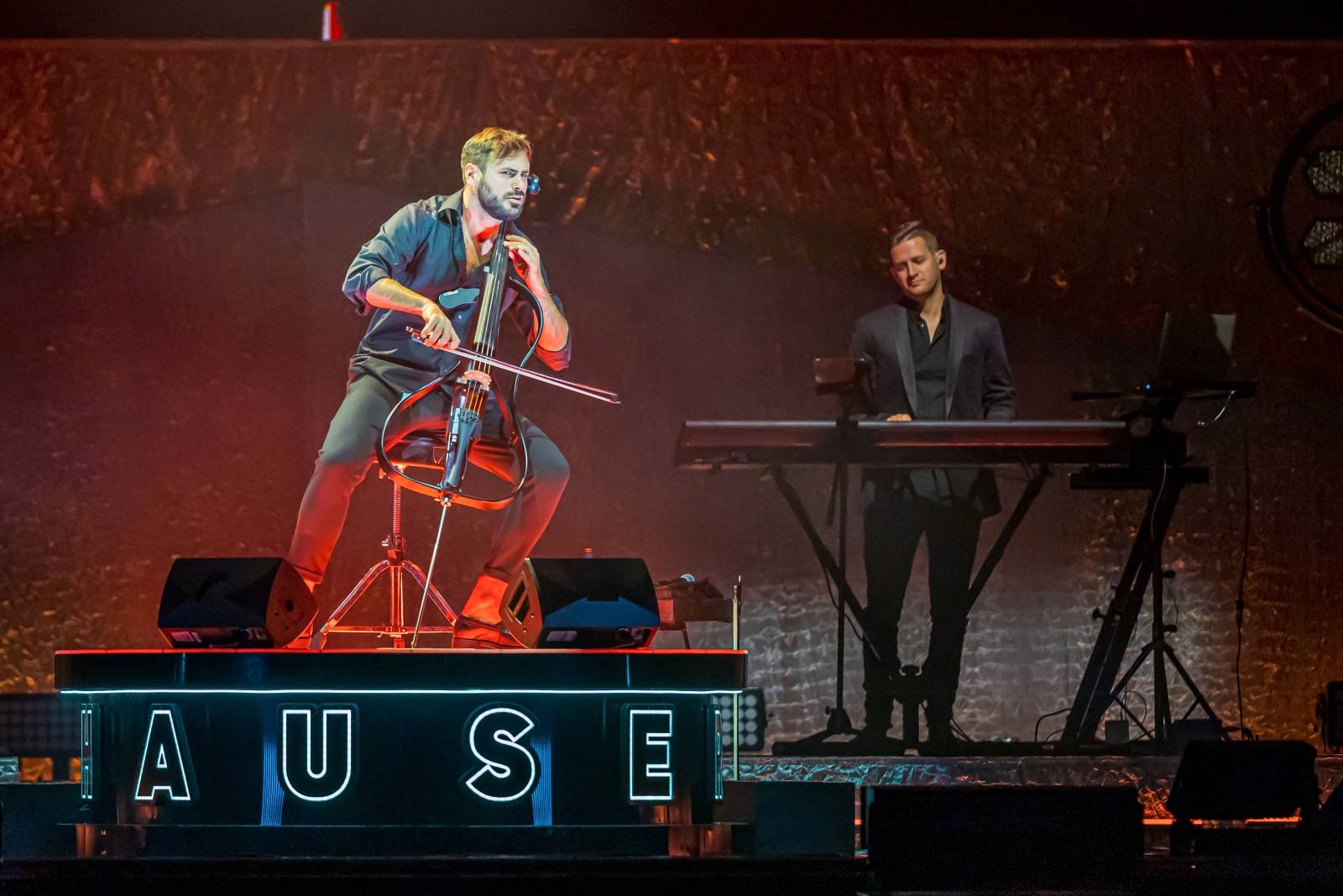 Hauser uchvátil O2 arenu, rebel s cellem odehrál poutavou show