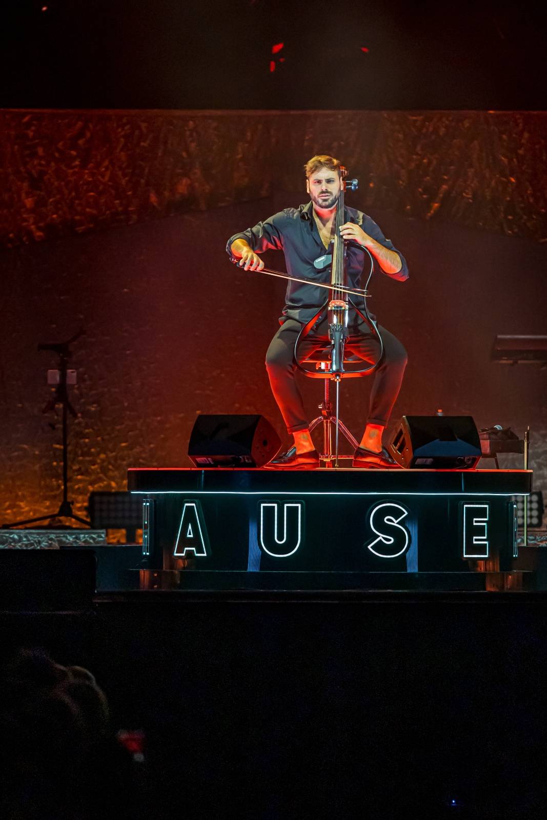Hauser uchvátil O2 arenu, rebel s cellem odehrál poutavou show