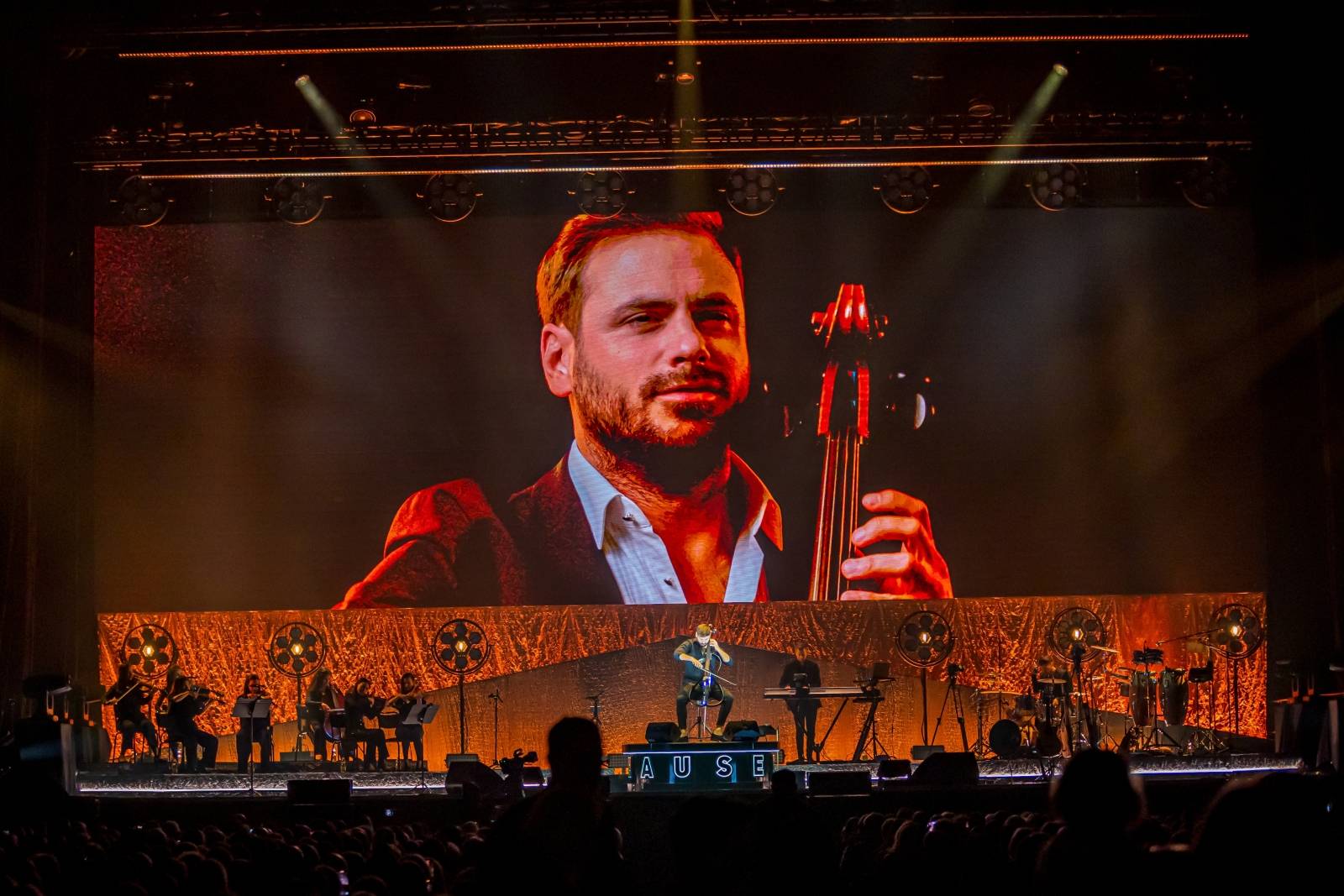 Hauser uchvátil O2 arenu, rebel s cellem odehrál poutavou show ...