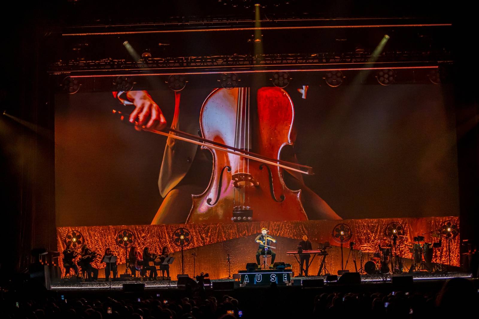 Hauser uchvátil O2 arenu, rebel s cellem odehrál poutavou show