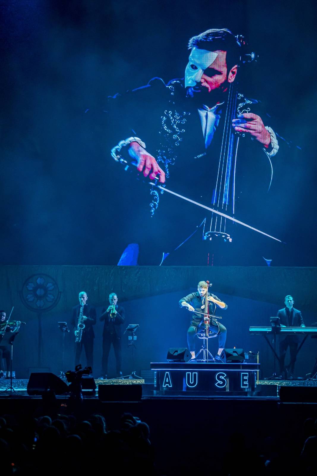 Hauser uchvátil O2 arenu, rebel s cellem odehrál poutavou show