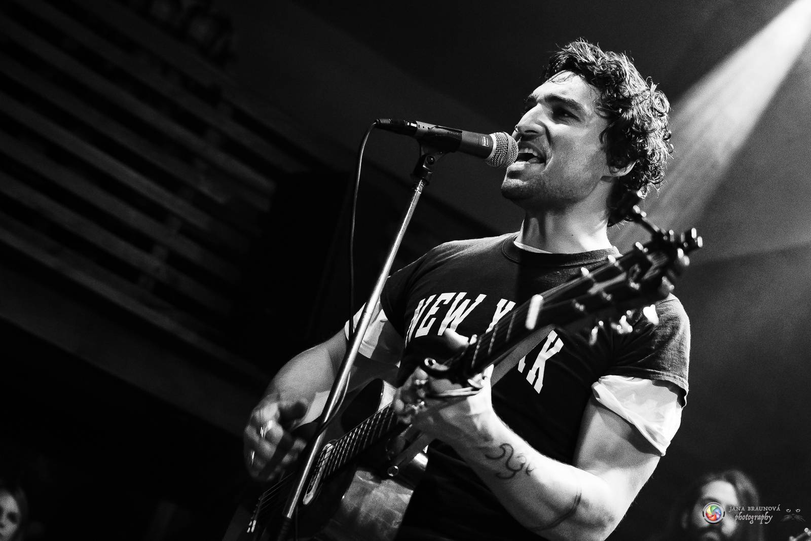 Povedená generálka před Forem Karlín. Emma Smetana a Jordan Haj zpívali v Plzni mezi fanoušky