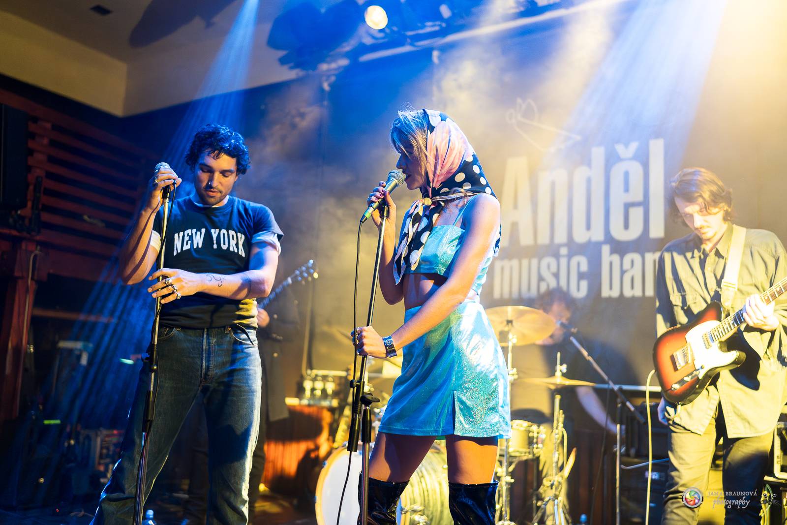 Povedená generálka před Forem Karlín. Emma Smetana a Jordan Haj zpívali v Plzni mezi fanoušky