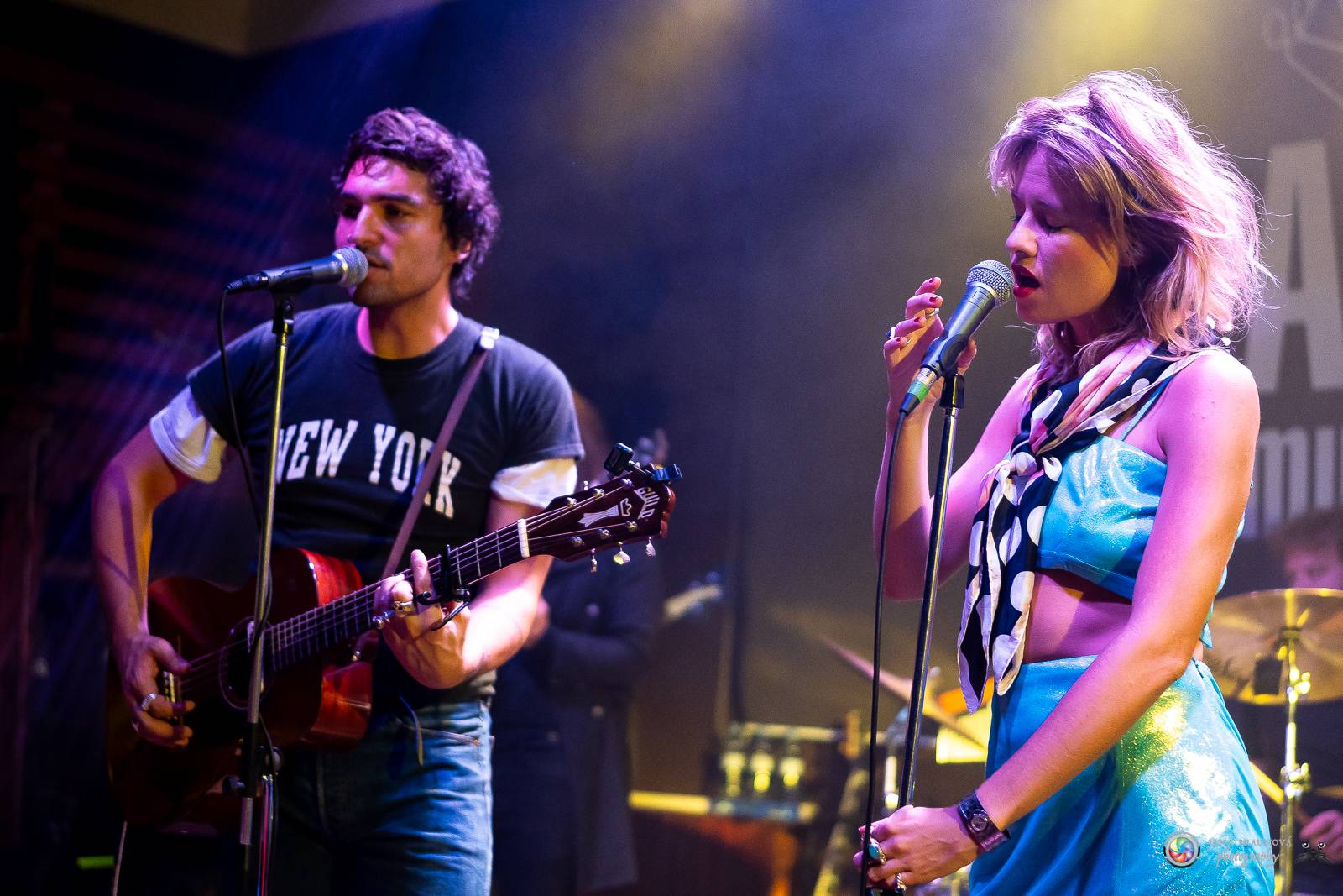 Povedená generálka před Forem Karlín. Emma Smetana a Jordan Haj zpívali v Plzni mezi fanoušky