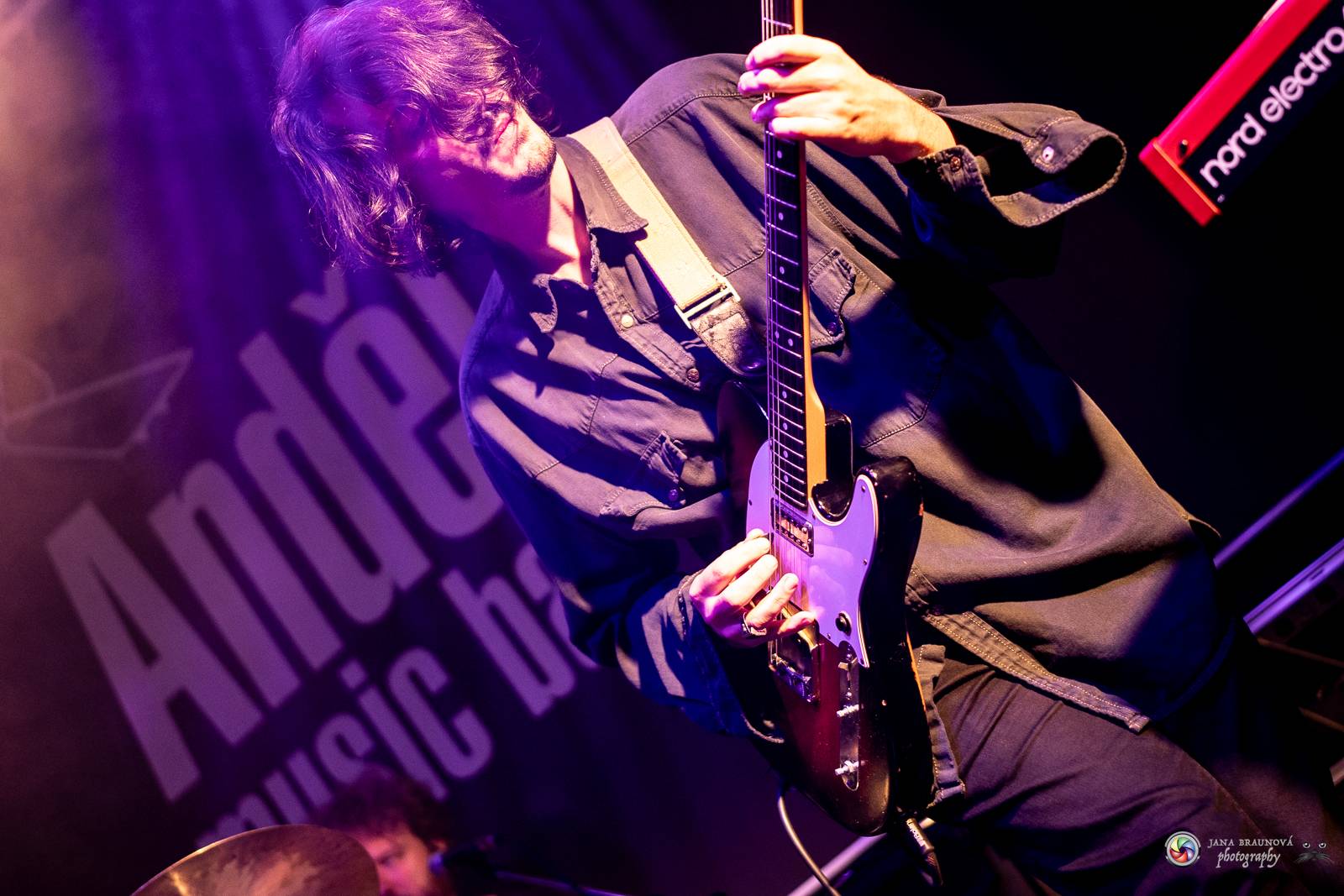 Povedená generálka před Forem Karlín. Emma Smetana a Jordan Haj zpívali v Plzni mezi fanoušky