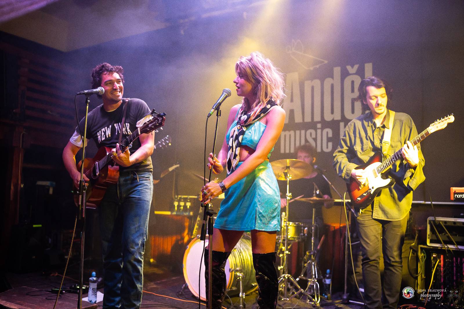 Povedená generálka před Forem Karlín. Emma Smetana a Jordan Haj zpívali v Plzni mezi fanoušky