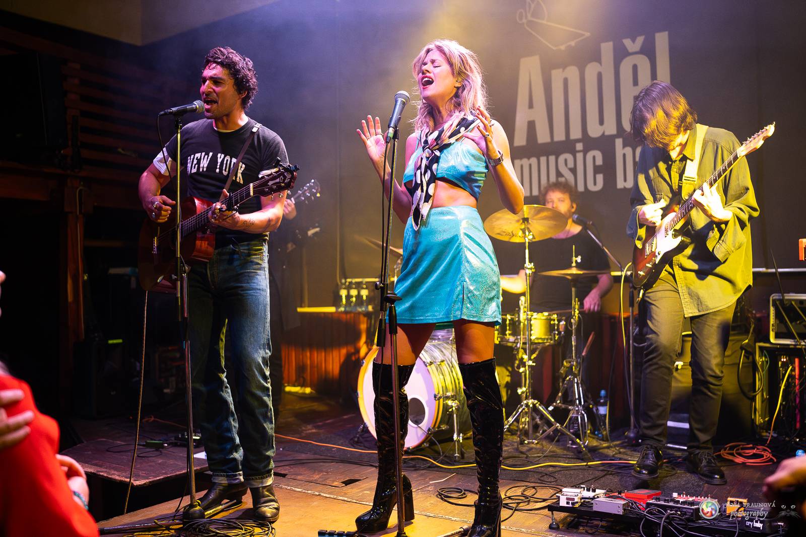 Povedená generálka před Forem Karlín. Emma Smetana a Jordan Haj zpívali v Plzni mezi fanoušky