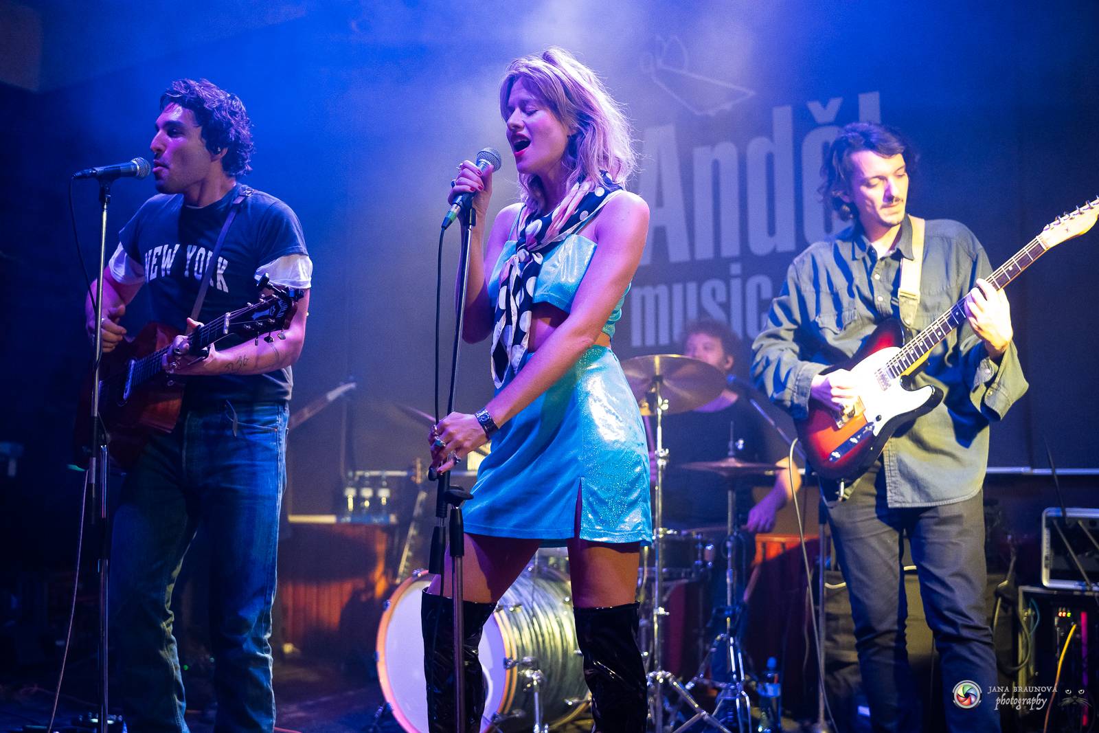 Povedená generálka před Forem Karlín. Emma Smetana a Jordan Haj zpívali v Plzni mezi fanoušky