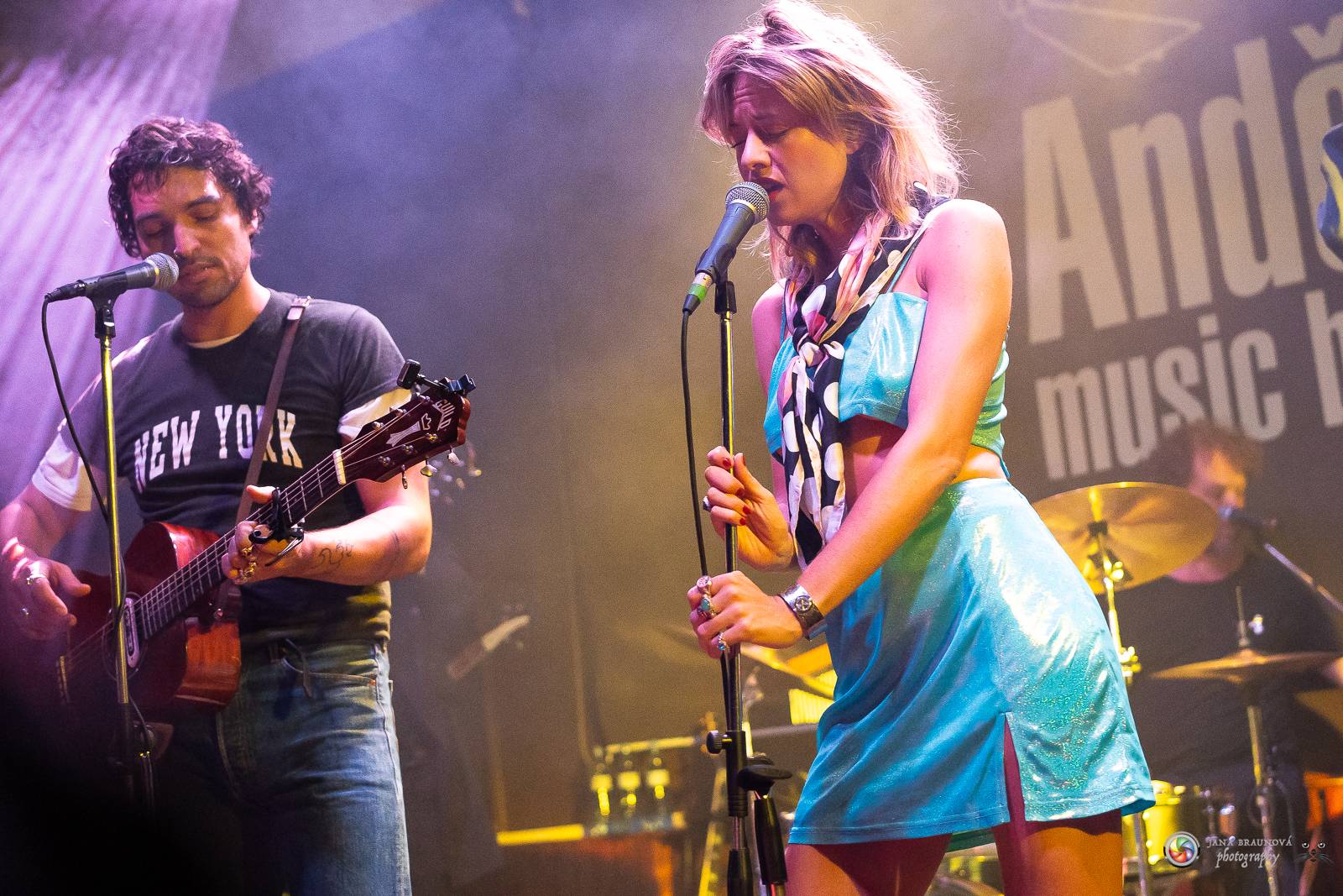 Povedená generálka před Forem Karlín. Emma Smetana a Jordan Haj zpívali v Plzni mezi fanoušky