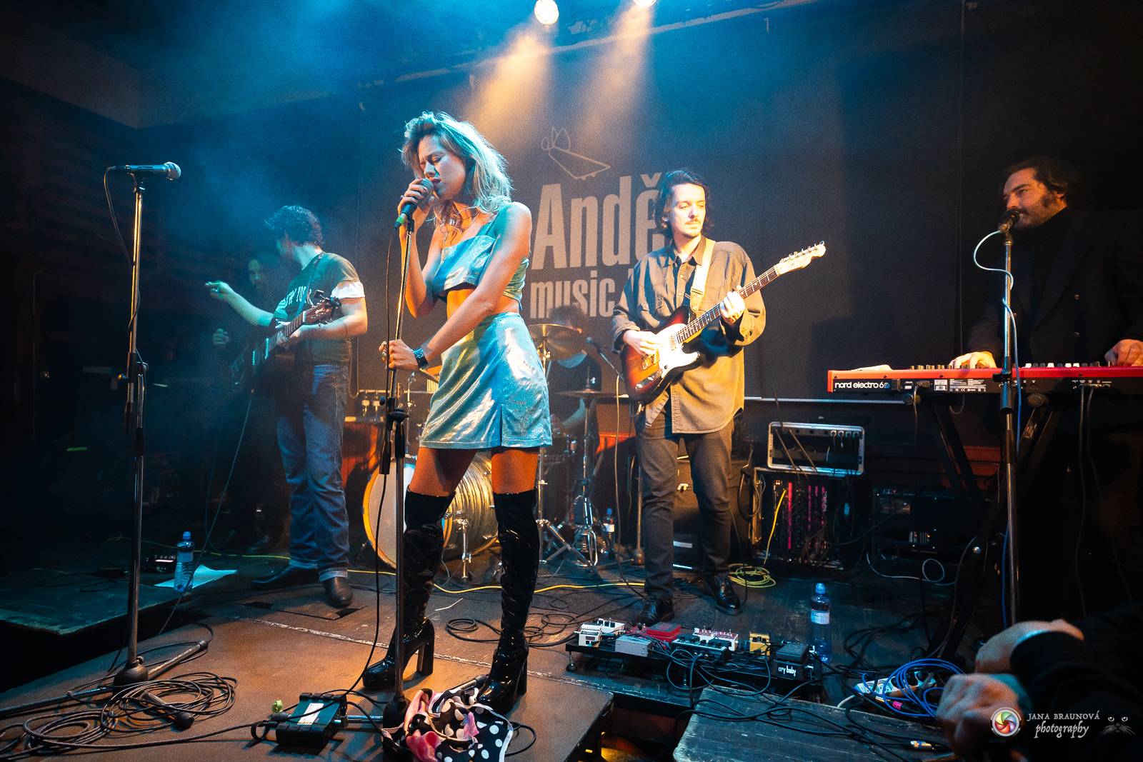 Povedená generálka před Forem Karlín. Emma Smetana a Jordan Haj zpívali v Plzni mezi fanoušky