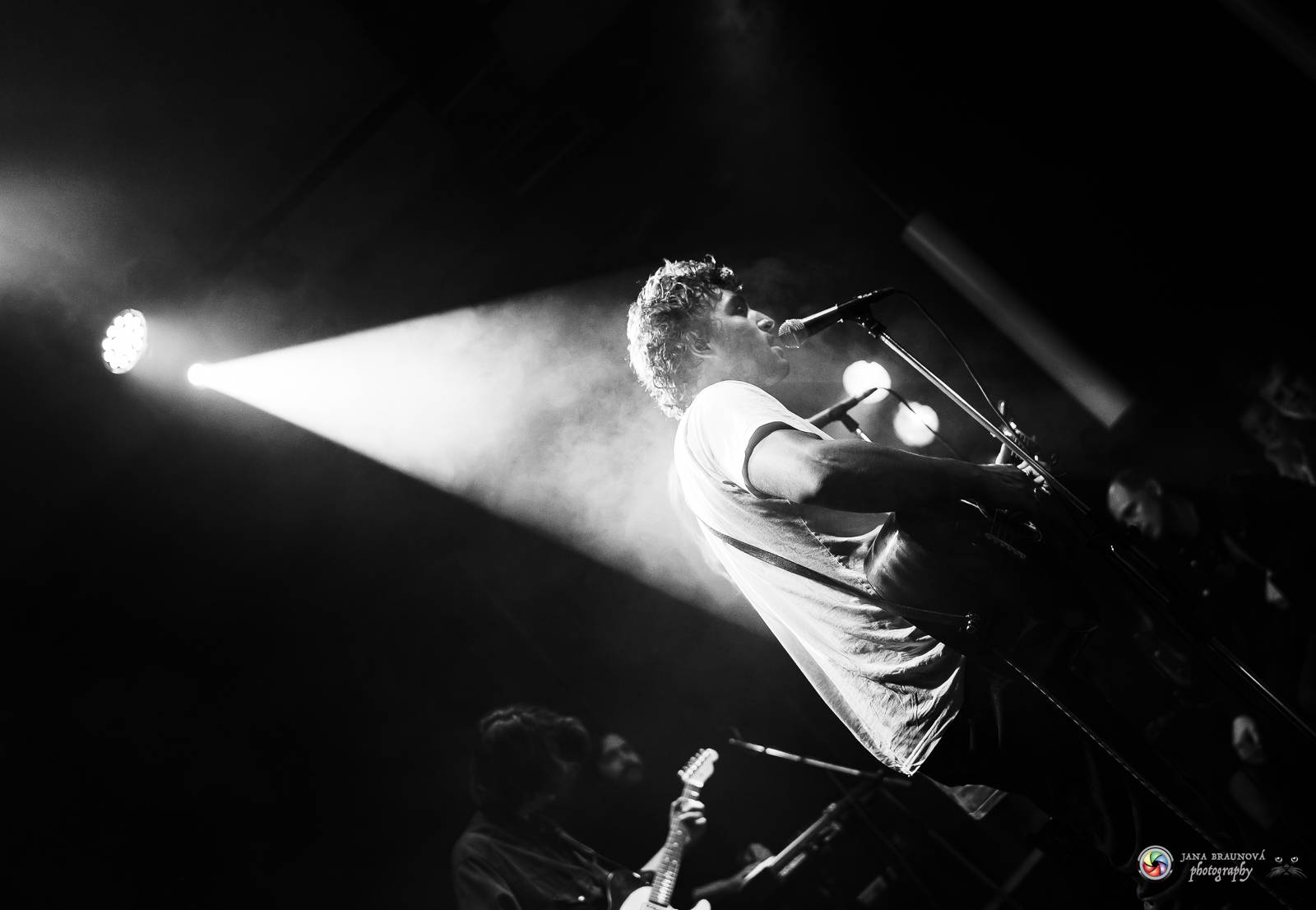 Povedená generálka před Forem Karlín. Emma Smetana a Jordan Haj zpívali v Plzni mezi fanoušky