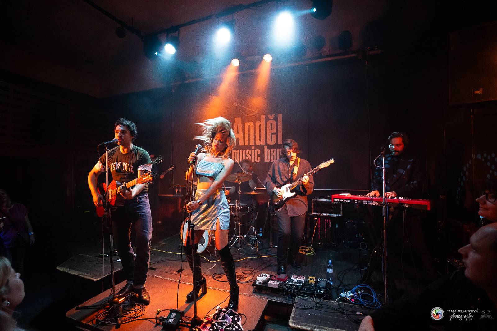 Povedená generálka před Forem Karlín. Emma Smetana a Jordan Haj zpívali v Plzni mezi fanoušky