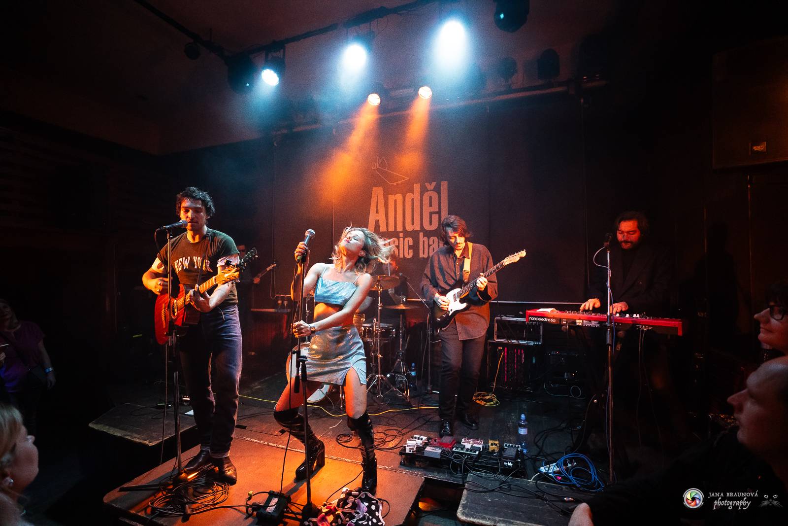 Povedená generálka před Forem Karlín. Emma Smetana a Jordan Haj zpívali v Plzni mezi fanoušky