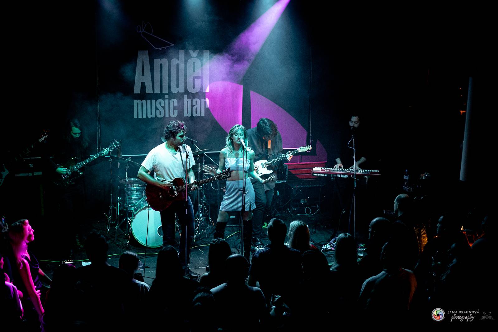 Povedená generálka před Forem Karlín. Emma Smetana a Jordan Haj zpívali v Plzni mezi fanoušky