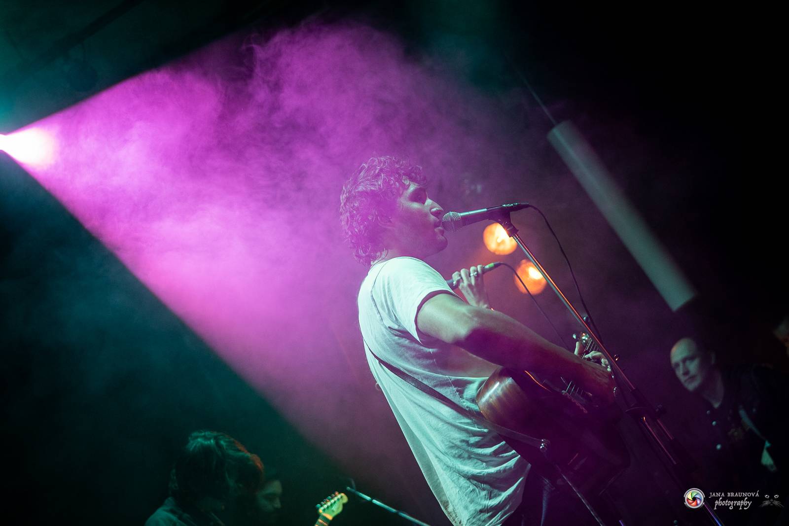 Povedená generálka před Forem Karlín. Emma Smetana a Jordan Haj zpívali v Plzni mezi fanoušky