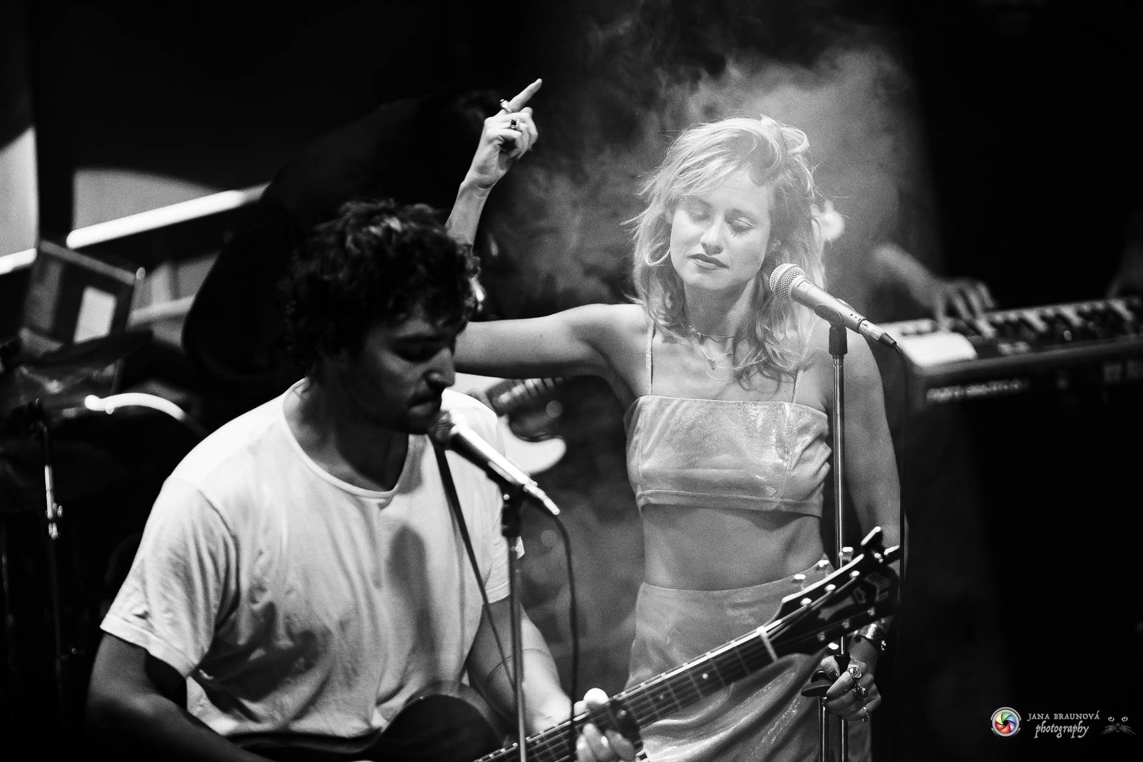 Povedená generálka před Forem Karlín. Emma Smetana a Jordan Haj zpívali v Plzni mezi fanoušky