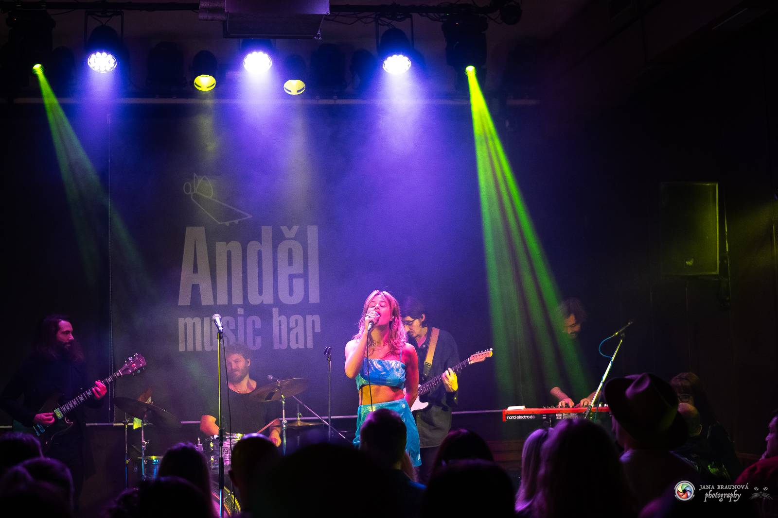 Povedená generálka před Forem Karlín. Emma Smetana a Jordan Haj zpívali v Plzni mezi fanoušky