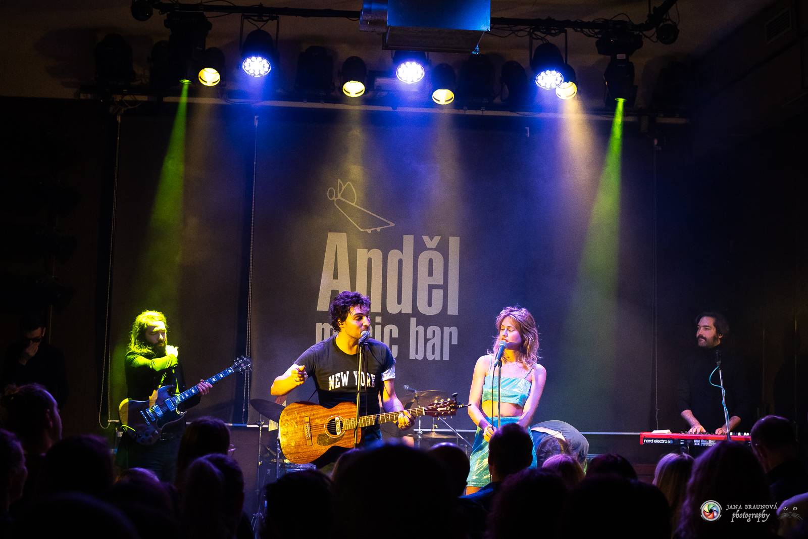 Povedená generálka před Forem Karlín. Emma Smetana a Jordan Haj zpívali v Plzni mezi fanoušky