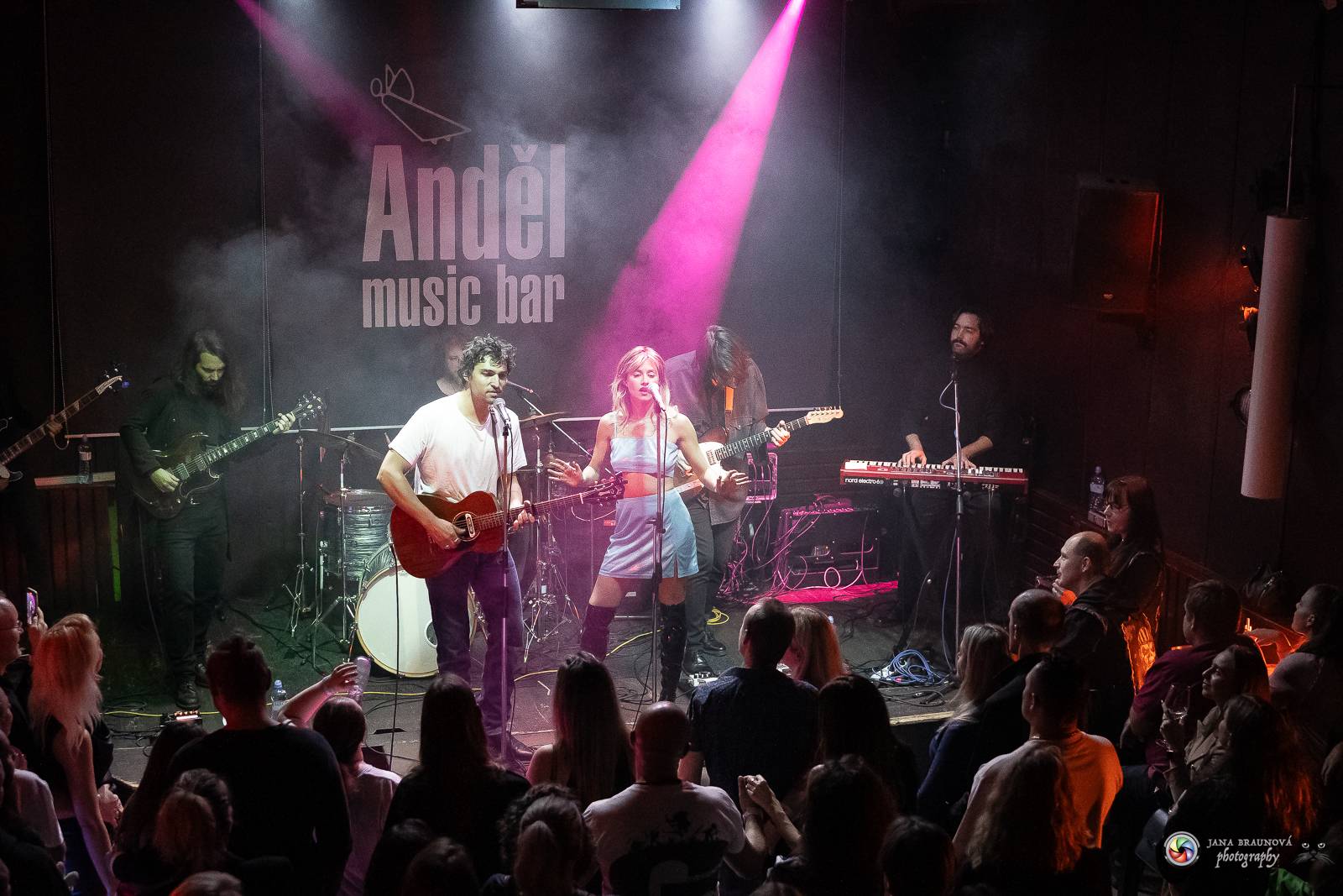 Povedená generálka před Forem Karlín. Emma Smetana a Jordan Haj zpívali v Plzni mezi fanoušky