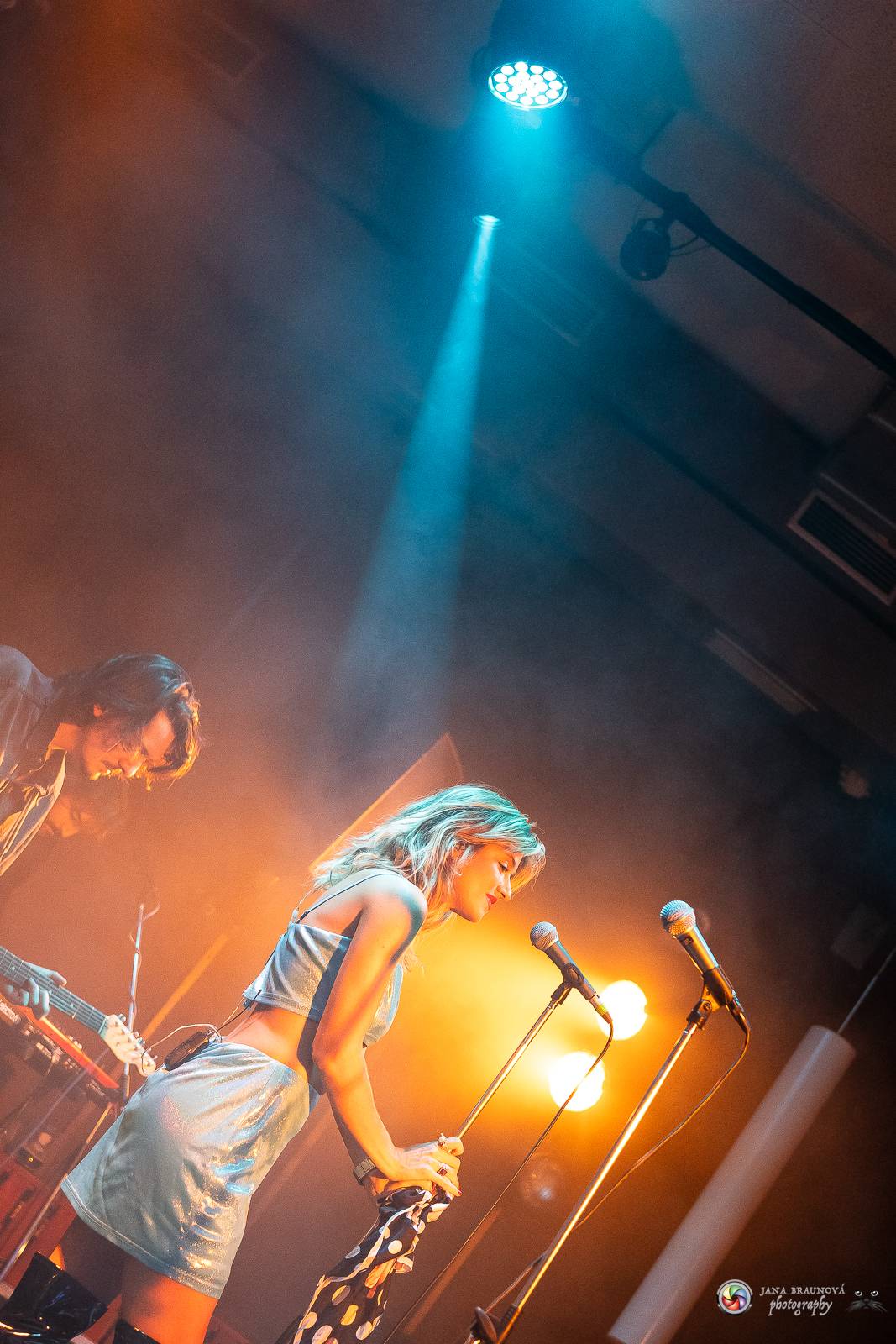 Povedená generálka před Forem Karlín. Emma Smetana a Jordan Haj zpívali v Plzni mezi fanoušky