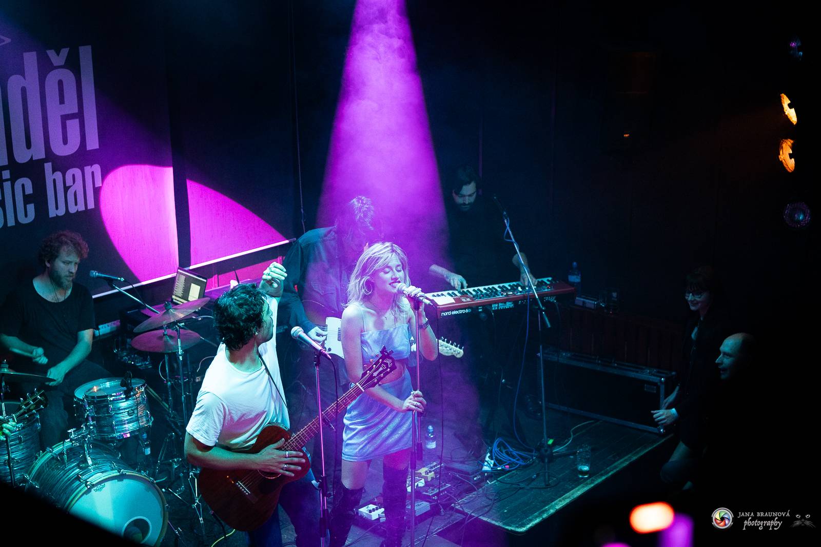 Povedená generálka před Forem Karlín. Emma Smetana a Jordan Haj zpívali v Plzni mezi fanoušky