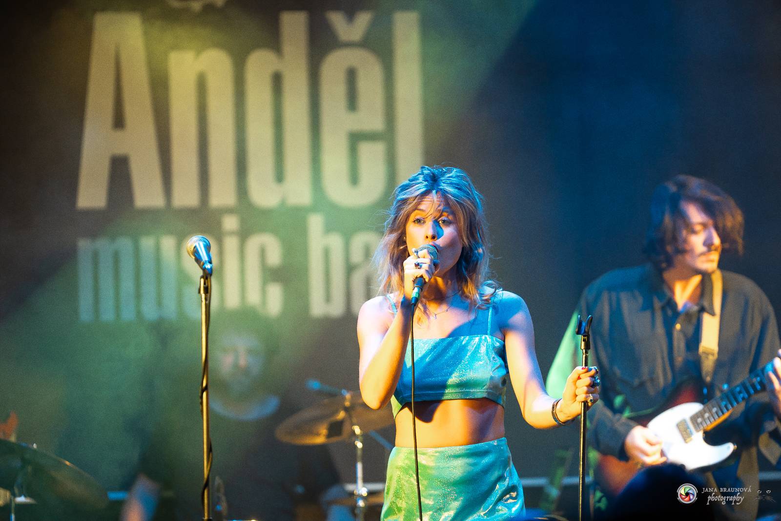 Povedená generálka před Forem Karlín. Emma Smetana a Jordan Haj zpívali v Plzni mezi fanoušky