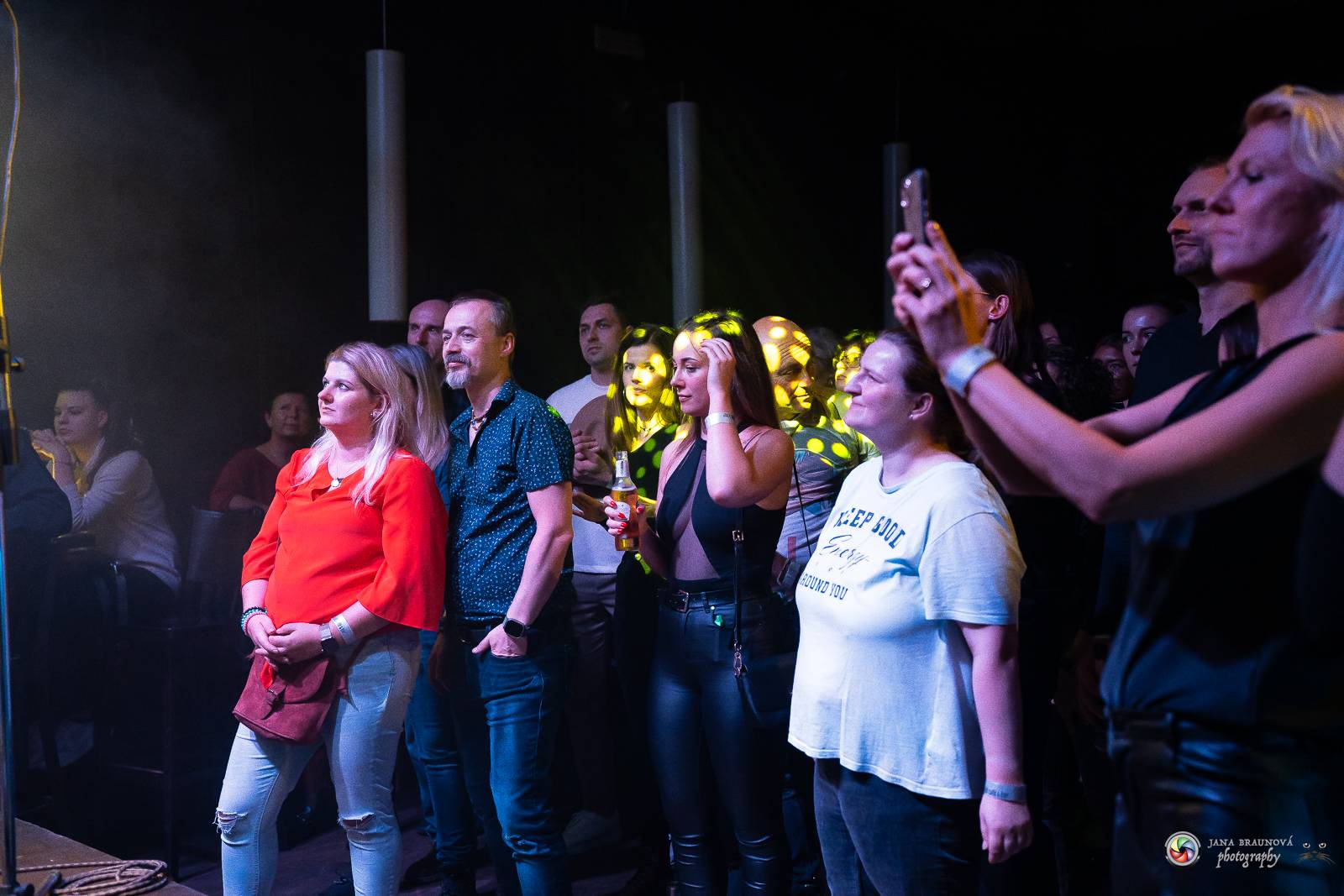 Povedená generálka před Forem Karlín. Emma Smetana a Jordan Haj zpívali v Plzni mezi fanoušky