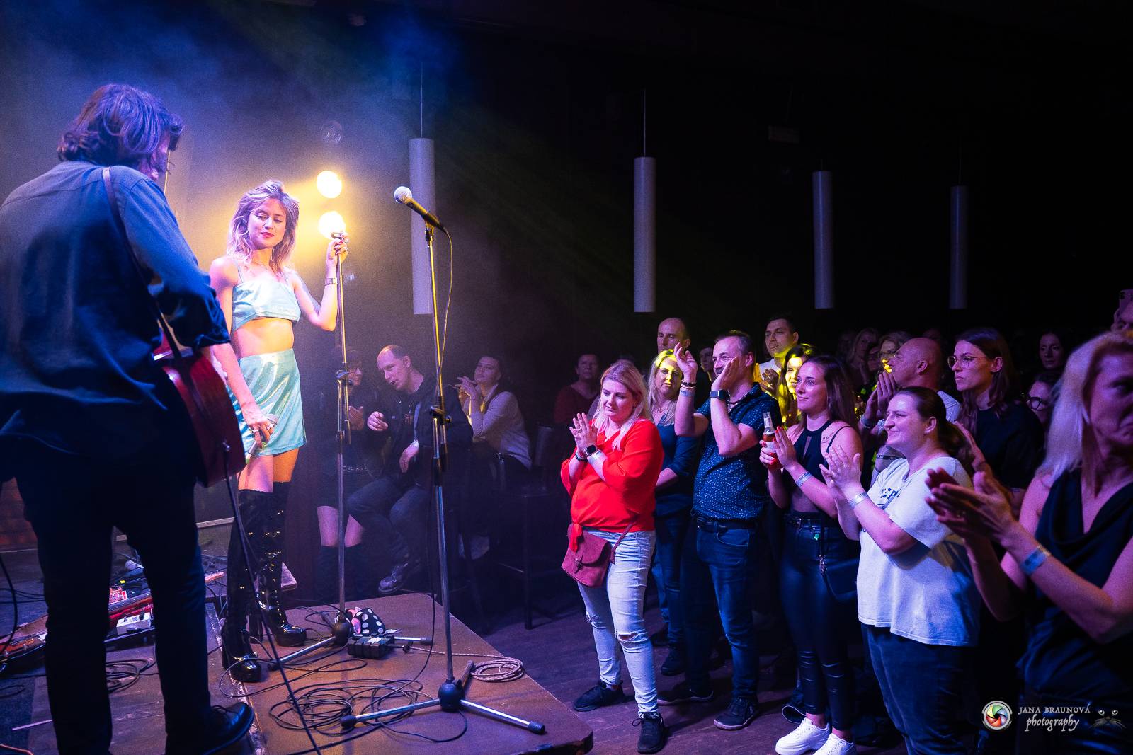 Povedená generálka před Forem Karlín. Emma Smetana a Jordan Haj zpívali v Plzni mezi fanoušky