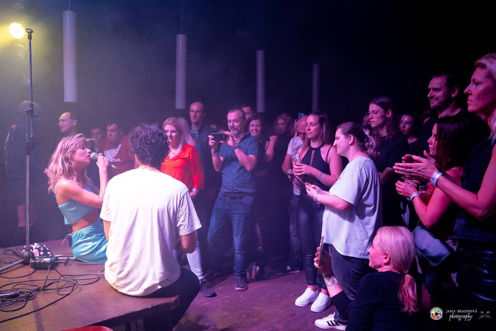 Povedená generálka před Forem Karlín. Emma Smetana a Jordan Haj zpívali v Plzni mezi fanoušky