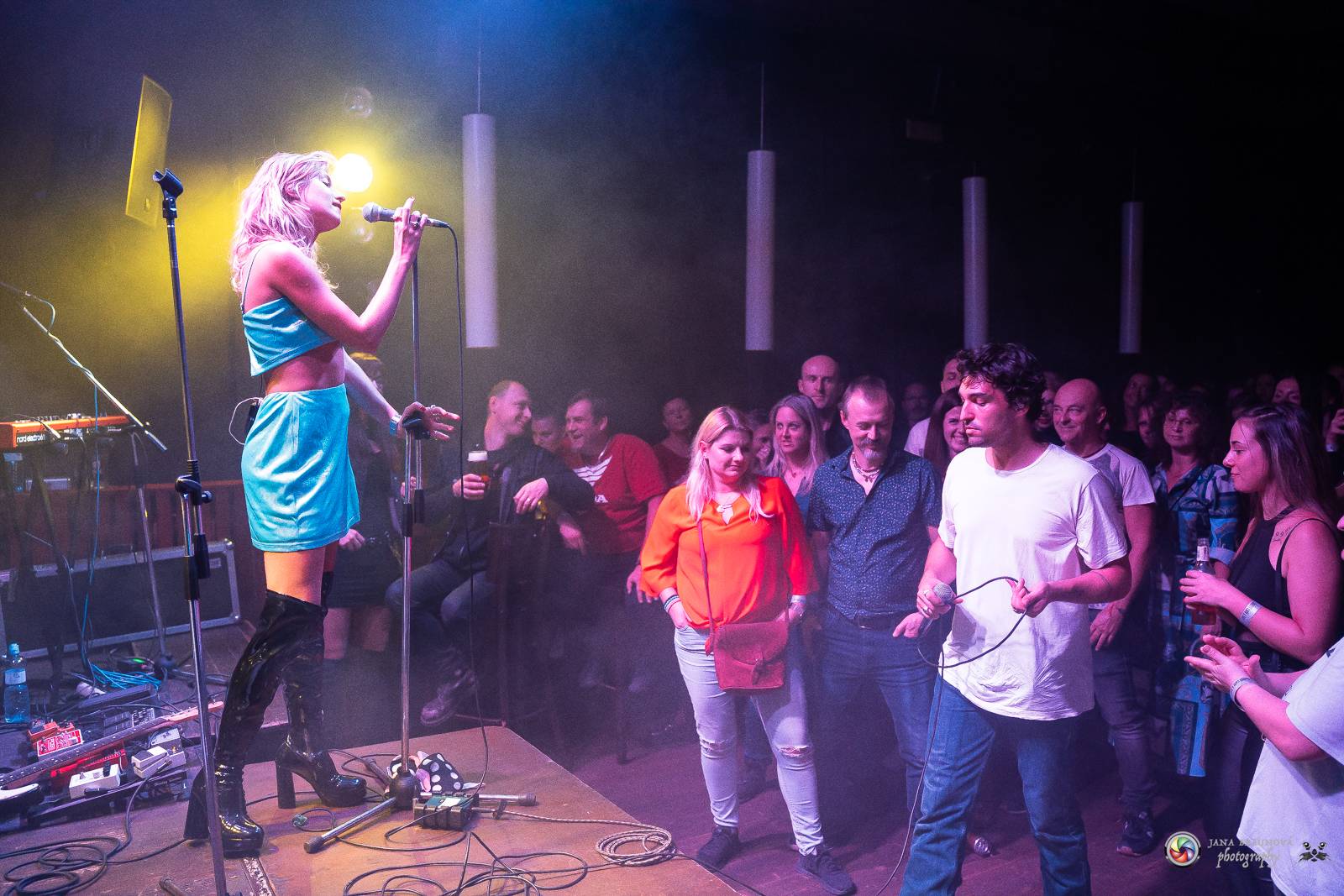 Povedená generálka před Forem Karlín. Emma Smetana a Jordan Haj zpívali v Plzni mezi fanoušky