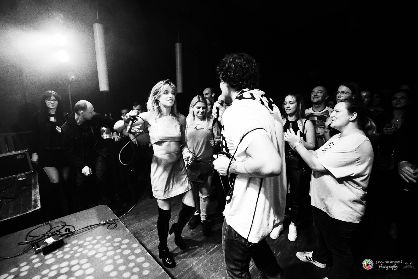 Povedená generálka před Forem Karlín. Emma Smetana a Jordan Haj zpívali v Plzni mezi fanoušky