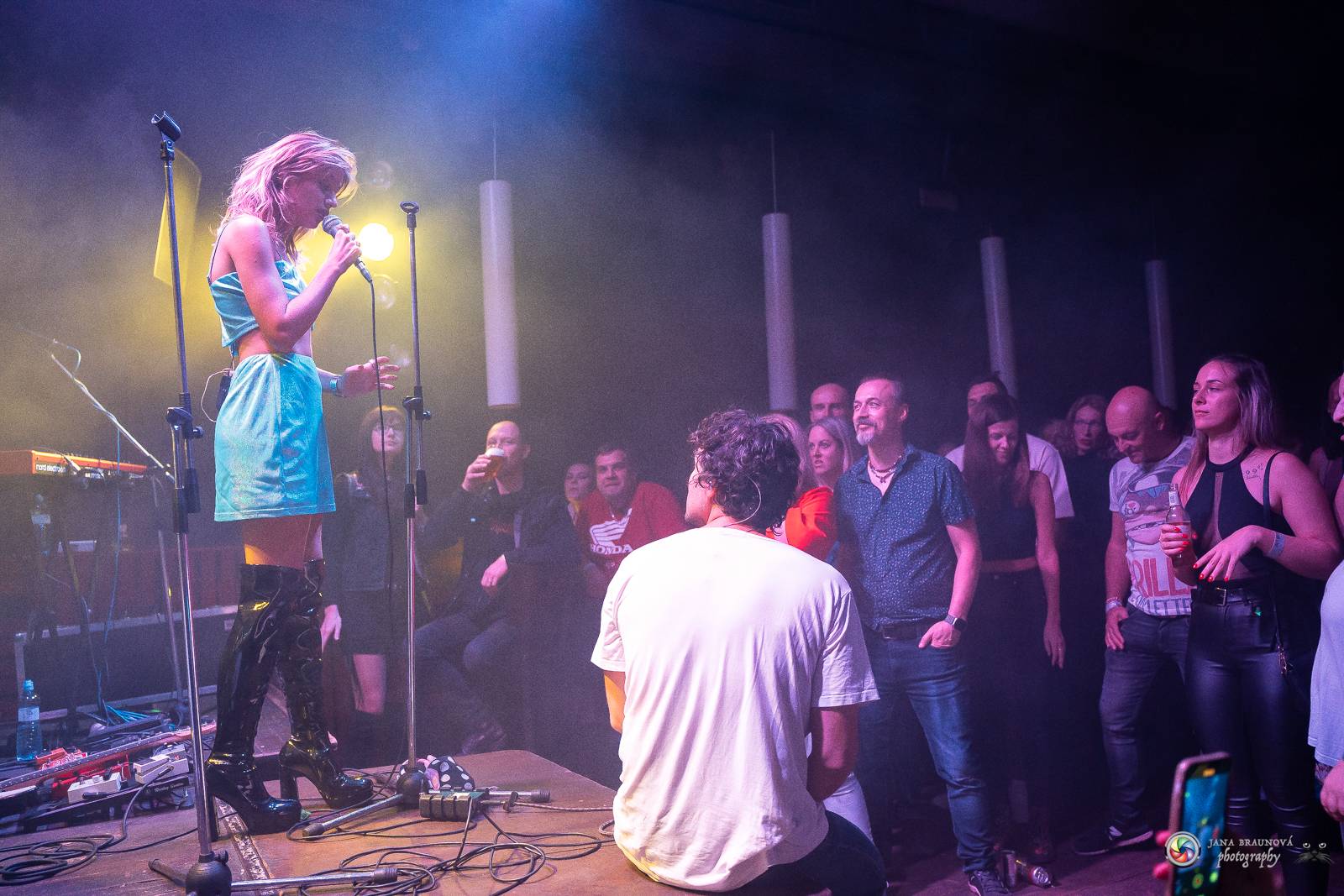 Povedená generálka před Forem Karlín. Emma Smetana a Jordan Haj zpívali v Plzni mezi fanoušky