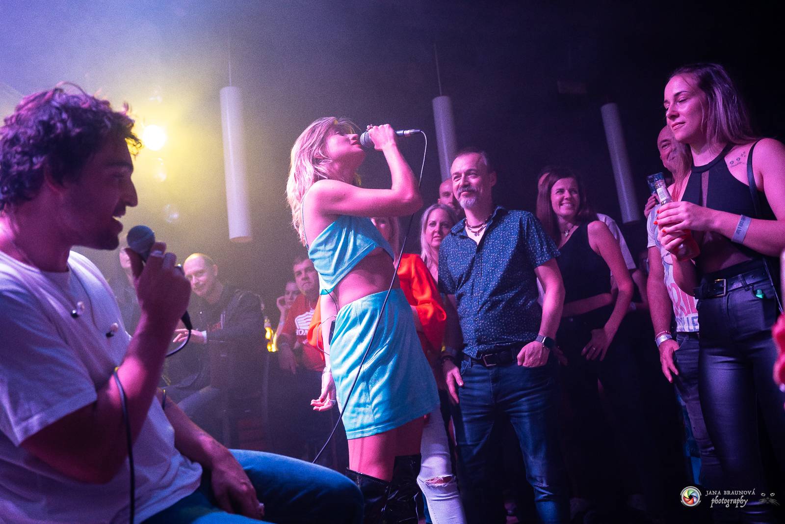 Povedená generálka před Forem Karlín. Emma Smetana a Jordan Haj zpívali v Plzni mezi fanoušky